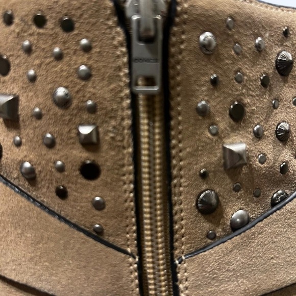 Coach - Picture 4 of 9